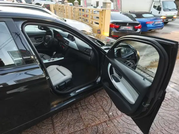 BMW 320 2012 - 13900 EUR, 320000 km - AUTO.MOTO.pt - 320000km - foto 24 de 37