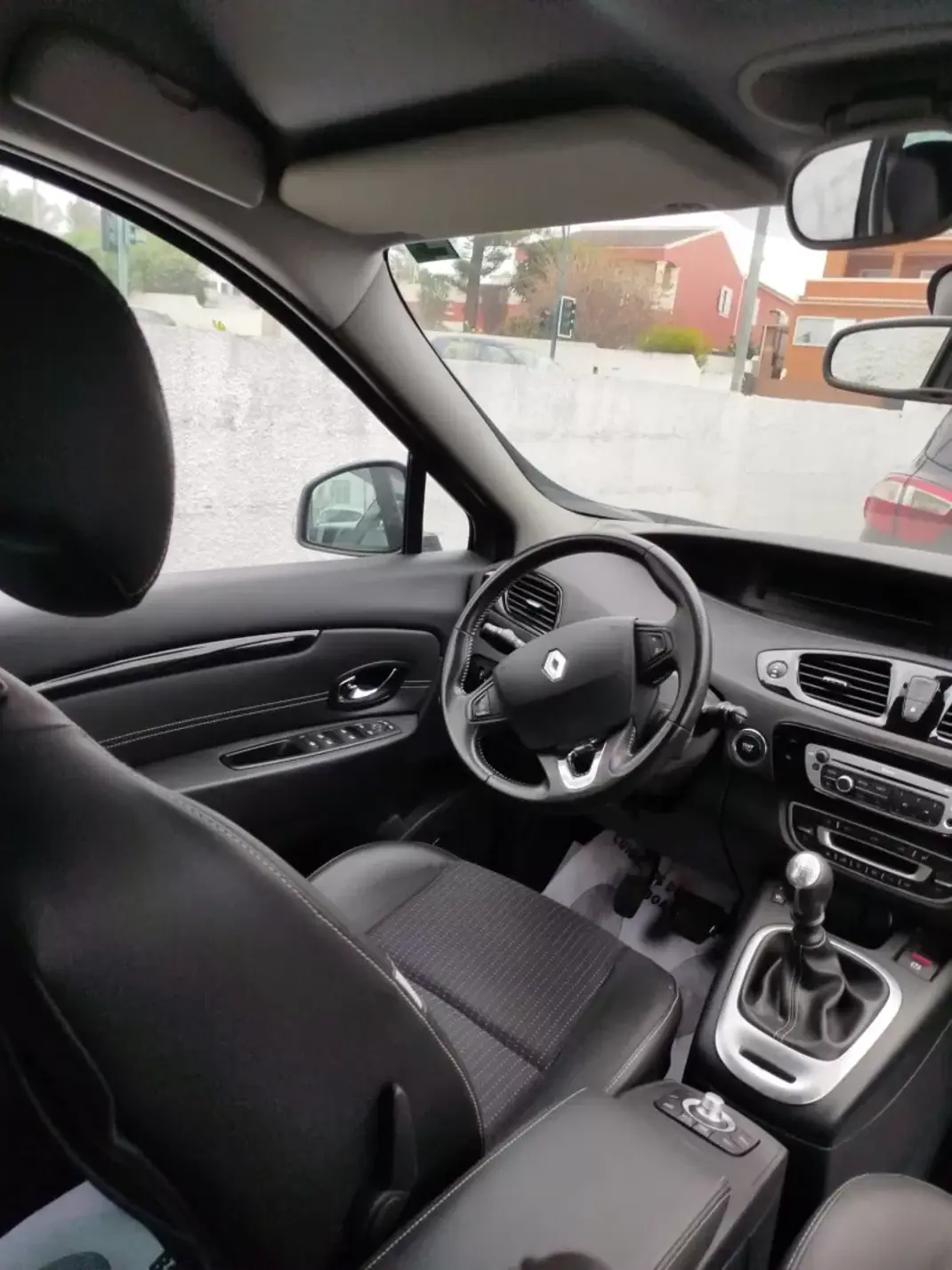 Renault Mégane Scénic 2014 - 11800 EUR, 161760 km - AUTO.MOTO.pt - 161760km - foto 7 de 14