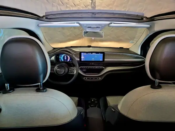 Fiat 500e C 2022 - 28990 EUR, 7468 km - AUTO.MOTO.pt - 7468km - foto 43 de 54