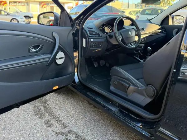 Renault Mégane Coupe 2014 - 12900 EUR, 155557 km - AUTO.MOTO.pt - 155557km - foto 30 de 32