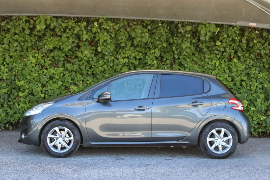 Peugeot 208 2013 - 7900 EUR, 110000 km - 110000km - foto 7 de 15