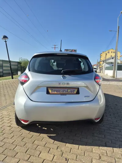 Renault Zoe 2020 - 12750 EUR, 133250 km - AUTO.MOTO.pt - 133250km - foto 8 de 29
