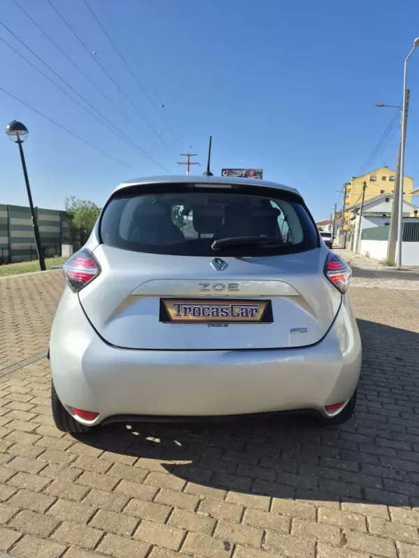 Renault Zoe 2020 - 12750 EUR, 133250 km - AUTO.MOTO.pt - 133250km - foto 8 de 29