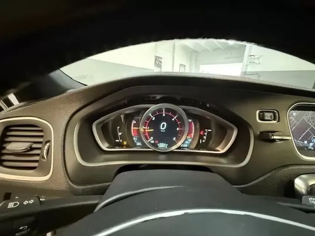 Volvo V40 2015 - 13750 EUR, 188000 km - AUTO.MOTO.pt - 188000km - foto 9 de 12