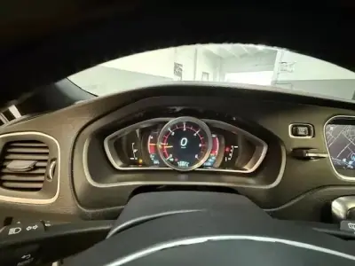 Volvo V40 2015 - 13750 EUR, 188000 km - AUTO.MOTO.pt - 188000km - foto 9 de 12