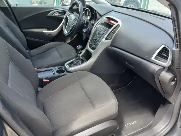 Opel Astra Sports Tourer 2011 - 6750 EUR, 153222 km - AUTO.MOTO.pt - 153222km - foto 23 de 25