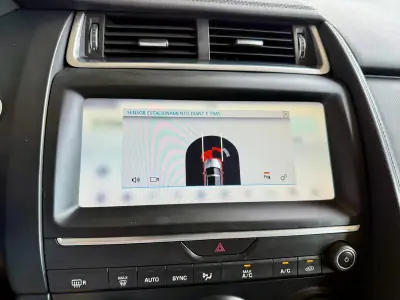 Jaguar E-Pace 2018 - 27990 EUR, 120110 km - AUTO.MOTO.pt - 120110km - foto 14 de 32
