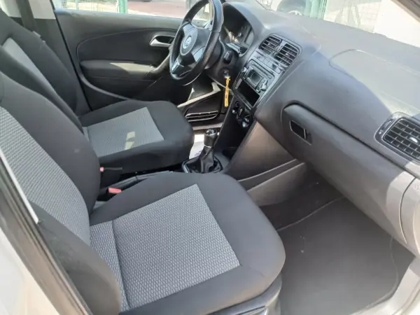 Volkswagen Polo 2014 - 7750 EUR, 153371 km - AUTO.MOTO.pt - 153371km - foto 23 de 27