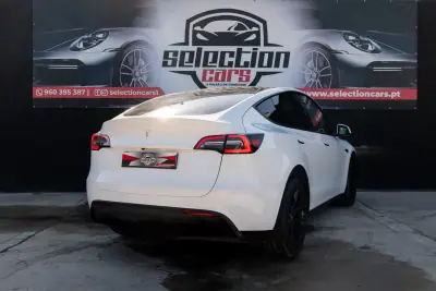 Tesla Model Y 2022 - 36900 EUR, 70000 km - AUTO.MOTO.pt - 70000km - foto 4 de 25