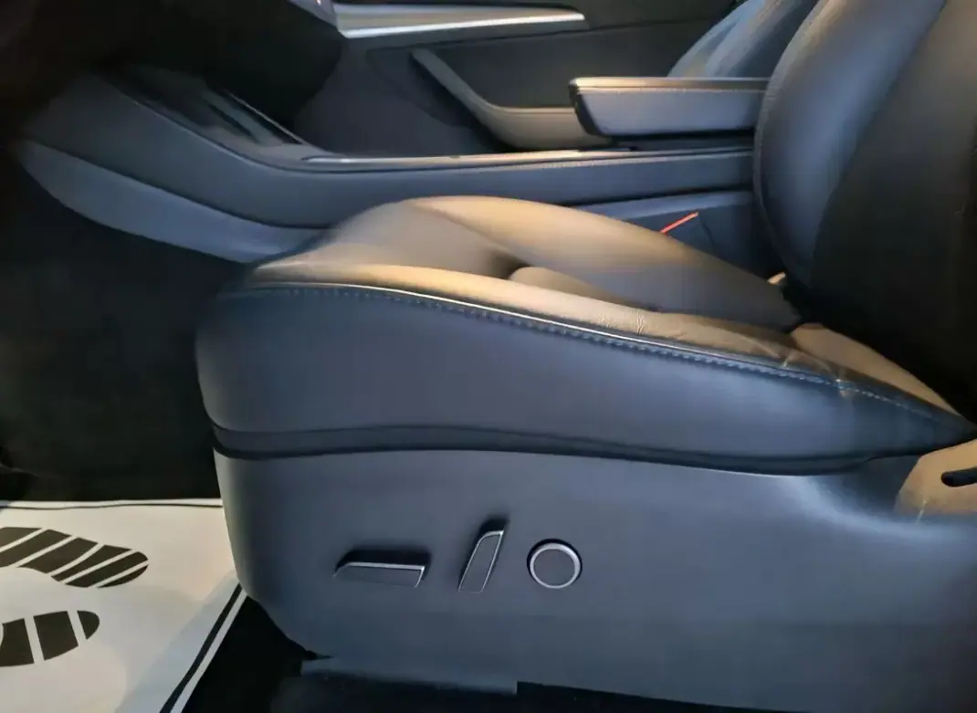 Tesla Model Y 2023 - 33990 EUR, 20000 km - AUTO.MOTO.pt - 20000km - foto 7 de 8