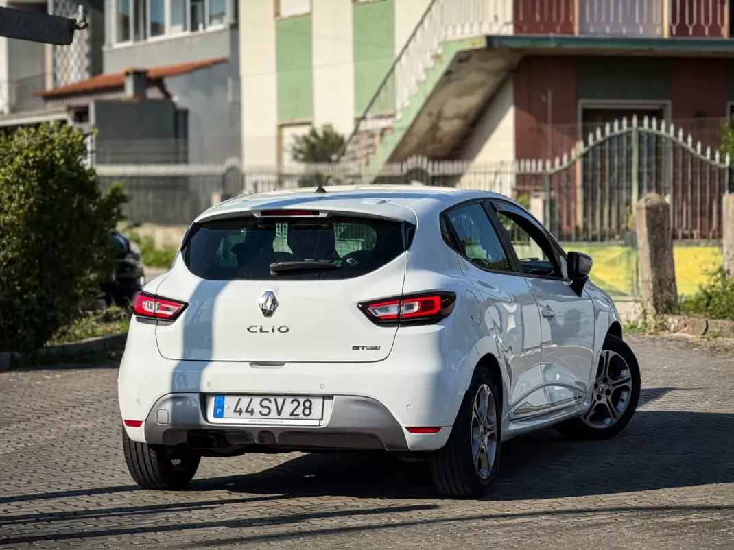 Renault Clio 2017 - 10500 EUR, 107000 km - AUTO.MOTO.pt - 107000km - foto 2 de 12