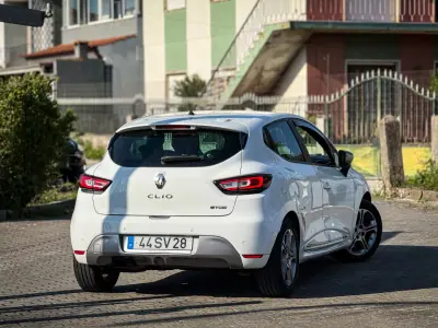 Renault Clio 2017 - 10500 EUR, 107000 km - AUTO.MOTO.pt - 107000km - foto 2 de 12