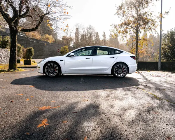 Tesla Model 3 2022 - 32990 EUR, 121900 km - AUTO.MOTO.pt - 121900km - foto 5 de 36