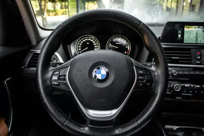 BMW 118 2018 - 16450 EUR, 210608 km - AUTO.MOTO.pt - 210608km - foto 12 de 47