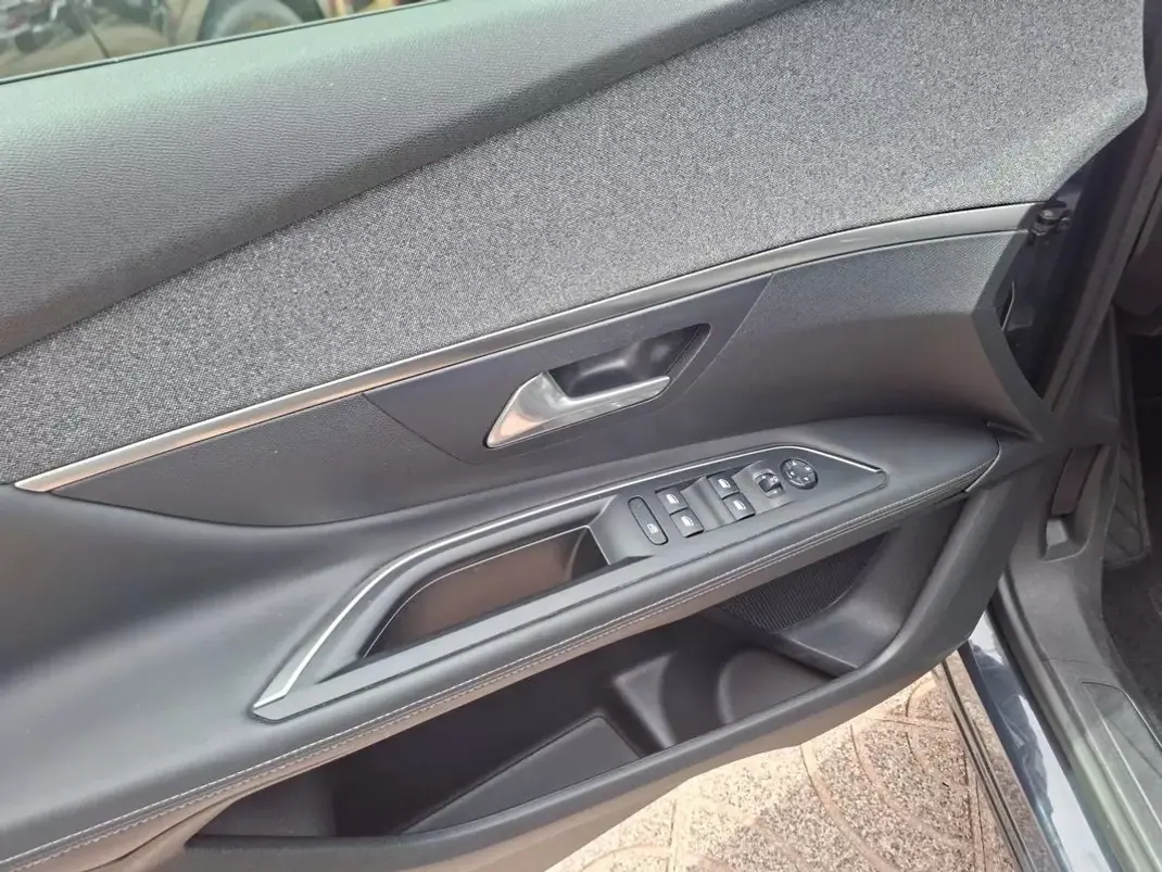 Peugeot 3008 2017 - 13500 EUR, 100000 km - 100000km - foto 18 de 39