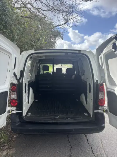 Peugeot Partner 2015 - 8900 EUR, 229000 km - AUTO.MOTO.pt - 229000km - foto 6 de 7