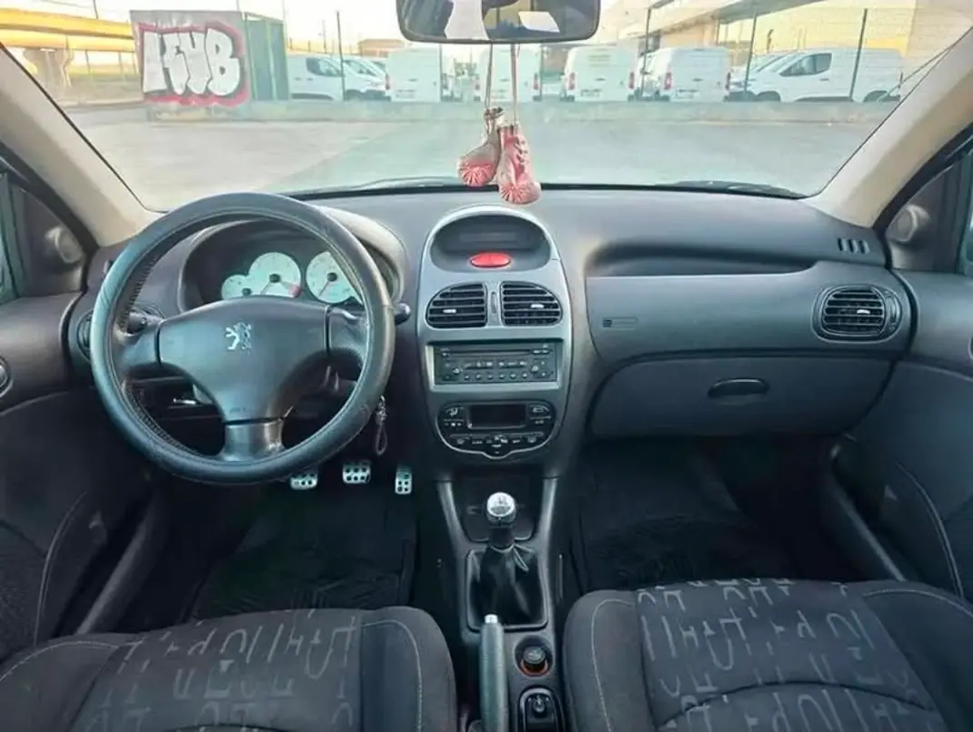 Peugeot 206 2005 - 3500 EUR, 232000 km - AUTO.MOTO.pt - 232000km - foto 20 de 20