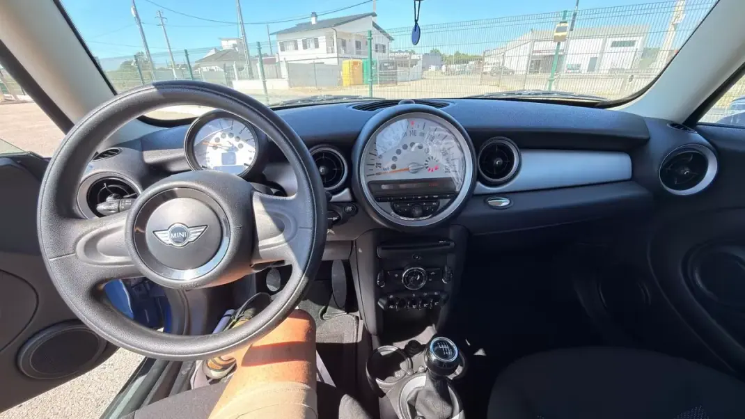 MINI 3 Portas 2011 - 8100 EUR, 219938 km - 219938km - foto 8 de 10