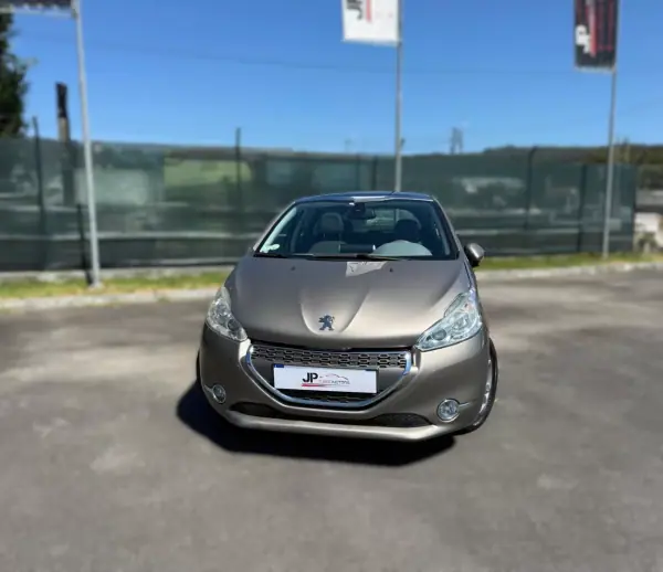Peugeot 208 2012 - 8250 EUR, 221000 km - AUTO.MOTO.pt - 221000km - foto 3 de 21