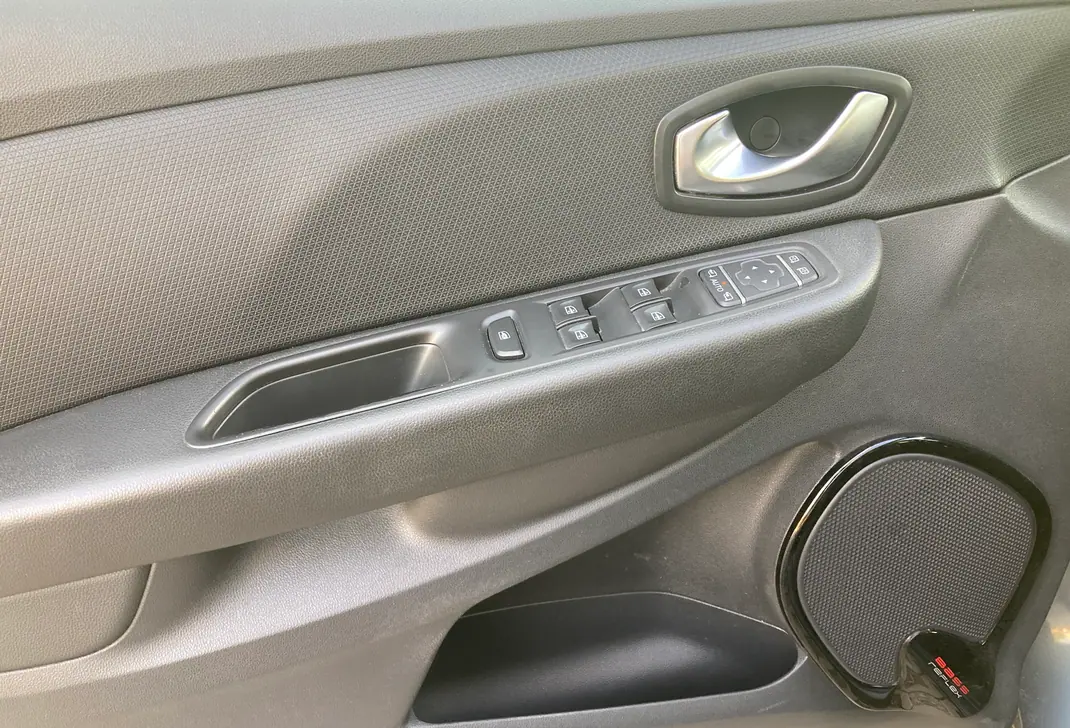 Renault Clio Sport Tourer 2019 - 9100 EUR, 178600 km - AUTO.MOTO.pt - 178600km - foto 12 de 16