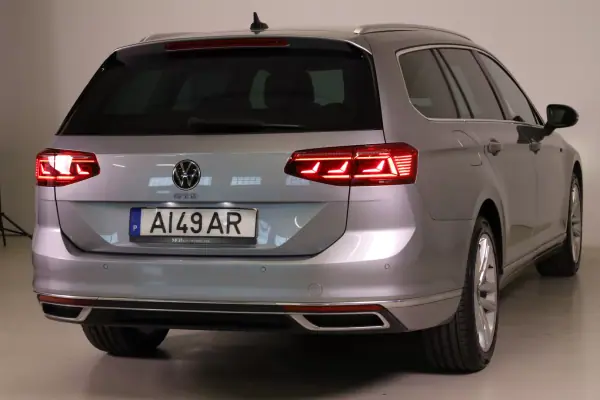 Volkswagen Passat Variant 2021 - 25990 EUR, 70682 km - AUTO.MOTO.pt - 70682km - foto 20 de 53