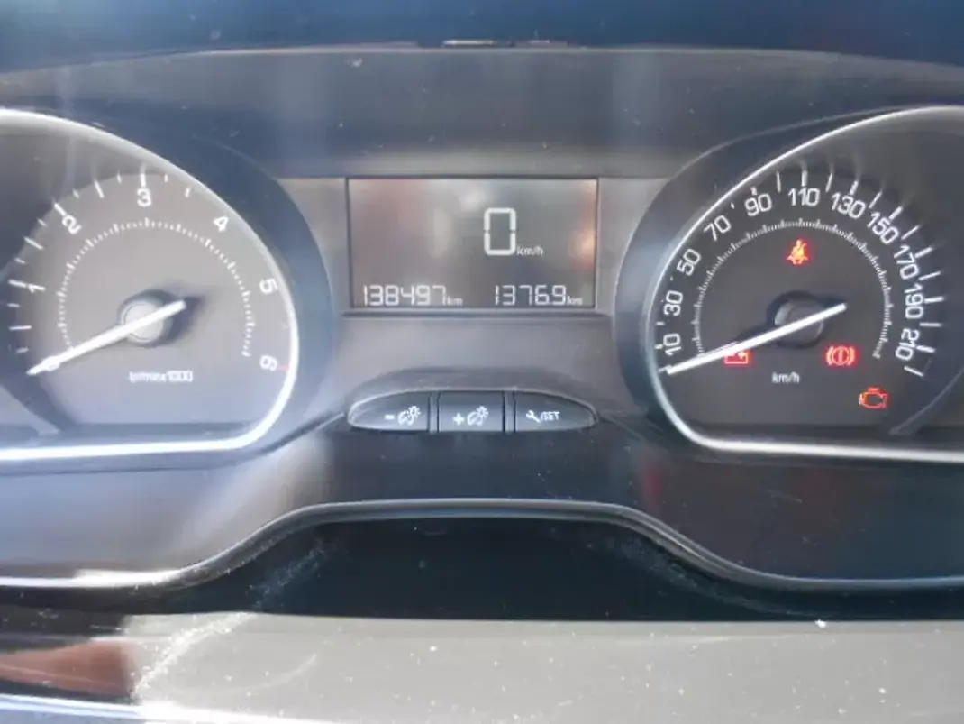Peugeot 2008 2019 - 14500 EUR, 138497 km - AUTO.MOTO.pt - 138497km - foto 11 de 11