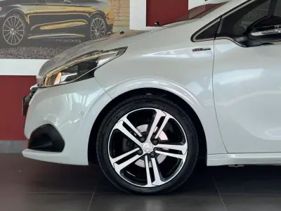 Peugeot 208 2017 - 12990 EUR, 101119 km - AUTO.MOTO.pt - 101119km - foto 8 de 22