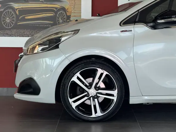 Peugeot 208 2017 - 12990 EUR, 101119 km - AUTO.MOTO.pt - 101119km - foto 8 de 22