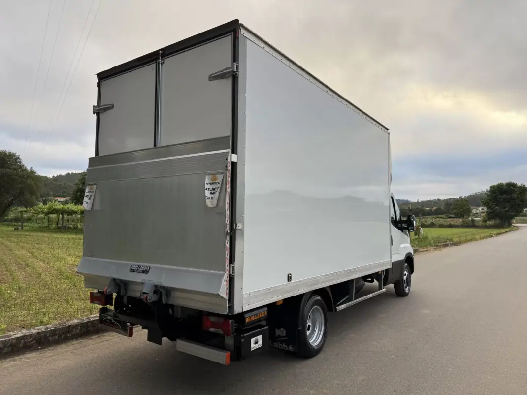 Iveco DAILY 35-140 CONTENTOR E PLATAFORMA 2018 - 29990 EUR, 81000 km - AUTO.MOTO.pt - 81000km - foto 15 de 28
