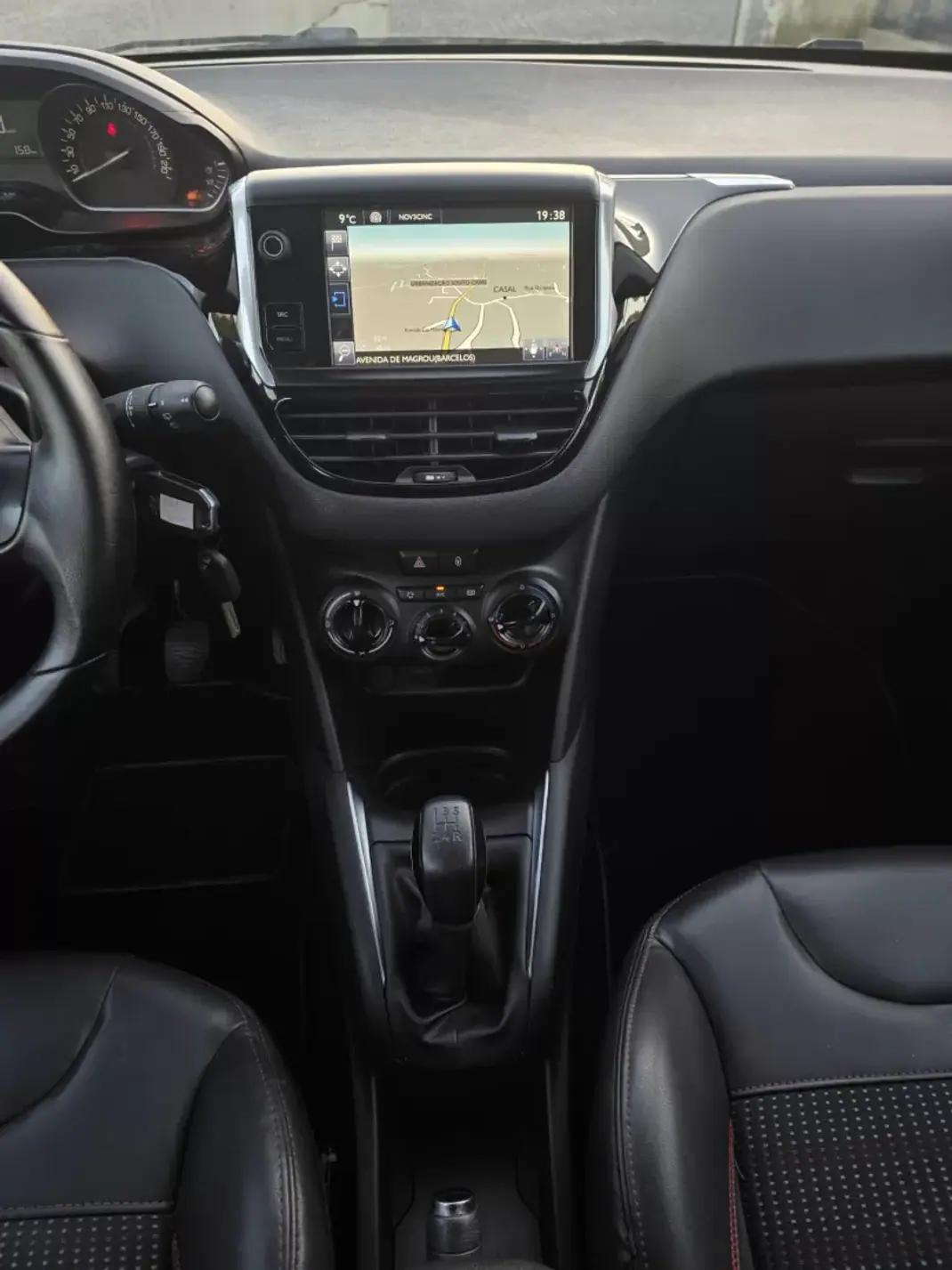 Peugeot 208 2016 - 13990 EUR, 163000 km - AUTO.MOTO.pt - 163000km - foto 21 de 31