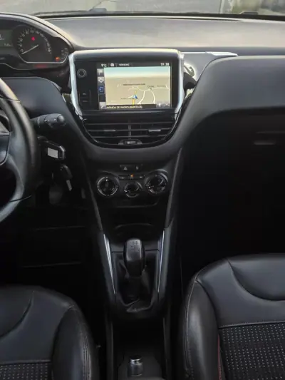 Peugeot 208 2016 - 13990 EUR, 163000 km - AUTO.MOTO.pt - 163000km - foto 21 de 31