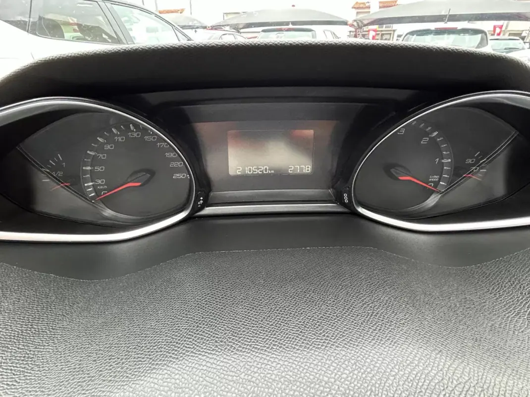 Peugeot 308 2015 - 10750 EUR, 210520 km - 210520km - foto 12 de 22