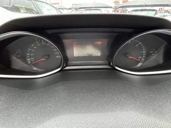 Peugeot 308 2015 - 10750 EUR, 210520 km - 210520km - foto 12 de 22