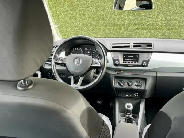 Skoda Fabia 2015 - 8900 EUR, 187000 km - AUTO.MOTO.pt - 187000km - foto 3 de 22