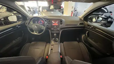 Renault Mégane 2016 - 12990 EUR, 130000 km - AUTO.MOTO.pt - 130000km - foto 3 de 37