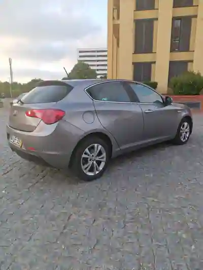 Alfa Romeo Giulietta 2011 - 6990 EUR, 156800 km - AUTO.MOTO.pt - 156800km - foto 4 de 17