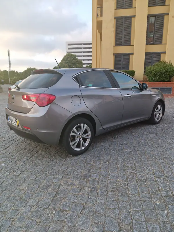 Alfa Romeo Giulietta 2011 - 6990 EUR, 156800 km - AUTO.MOTO.pt - 156800km - foto 4 de 17