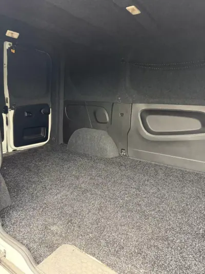 Nissan NV300 2020 - 15000 EUR, 102000 km - AUTO.MOTO.pt - 102000km - foto 4 de 8