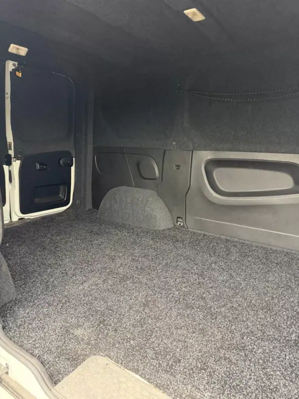 Nissan NV300 2020 - 15000 EUR, 102000 km - AUTO.MOTO.pt - 102000km - foto 4 de 8