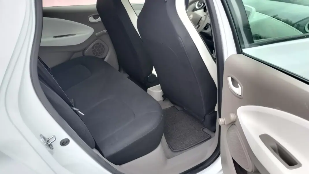 Renault Zoe 2019 - 12500 EUR, 70000 km - AUTO.MOTO.pt - 70000km - foto 16 de 28