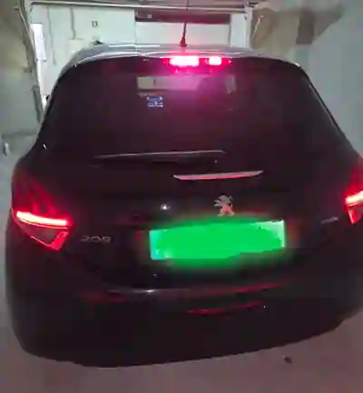 Peugeot 208 2017 - 8500 EUR, 99457 km - 99457km - foto 7 de 8