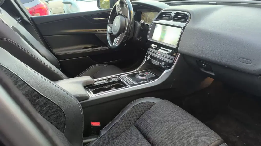 Jaguar XE 2017 - 14900 EUR, 159000 km - 159000km - foto 12 de 24