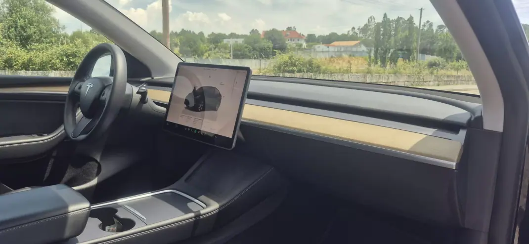 Tesla Model Y 2023 - 35900 EUR, 65000 km - 65000km - foto 12 de 18