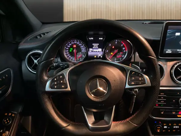 Mercedes-Benz GLA 180 2015 - 21950 EUR, 22737 km - AUTO.MOTO.pt - 22737km - foto 9 de 20