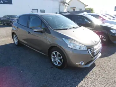 Peugeot 208 2013 - 9900 EUR, 99398 km - AUTO.MOTO.pt - 99398km - foto 4 de 12