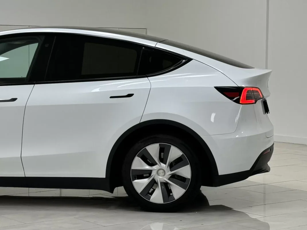 Tesla Model Y 2022 - 34890 EUR, 49800 km - AUTO.MOTO.pt - 49800km - foto 13 de 32