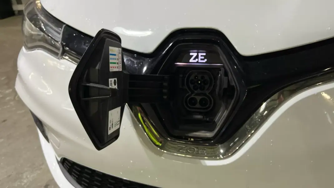 Renault Zoe 2021 - 14950 EUR, 139568 km - AUTO.MOTO.pt - 139568km - foto 7 de 16