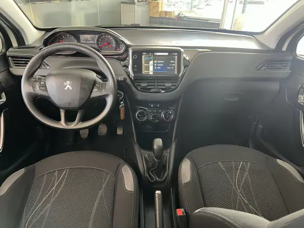 Peugeot 208 2013 - 7600 EUR, 235844 km - AUTO.MOTO.pt - 235844km - foto 10 de 19