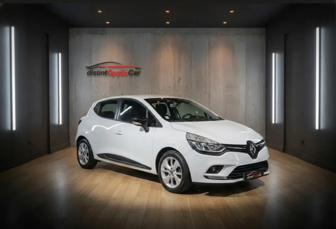 Renault Clio 2018 - 10950 EUR, 117726 km - AUTO.MOTO.pt - 117726km - foto 1 de 23