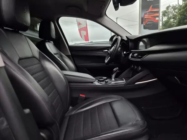 Alfa Romeo Stelvio 2017 - 20750 EUR, 183000 km - AUTO.MOTO.pt - 183000km - foto 15 de 23